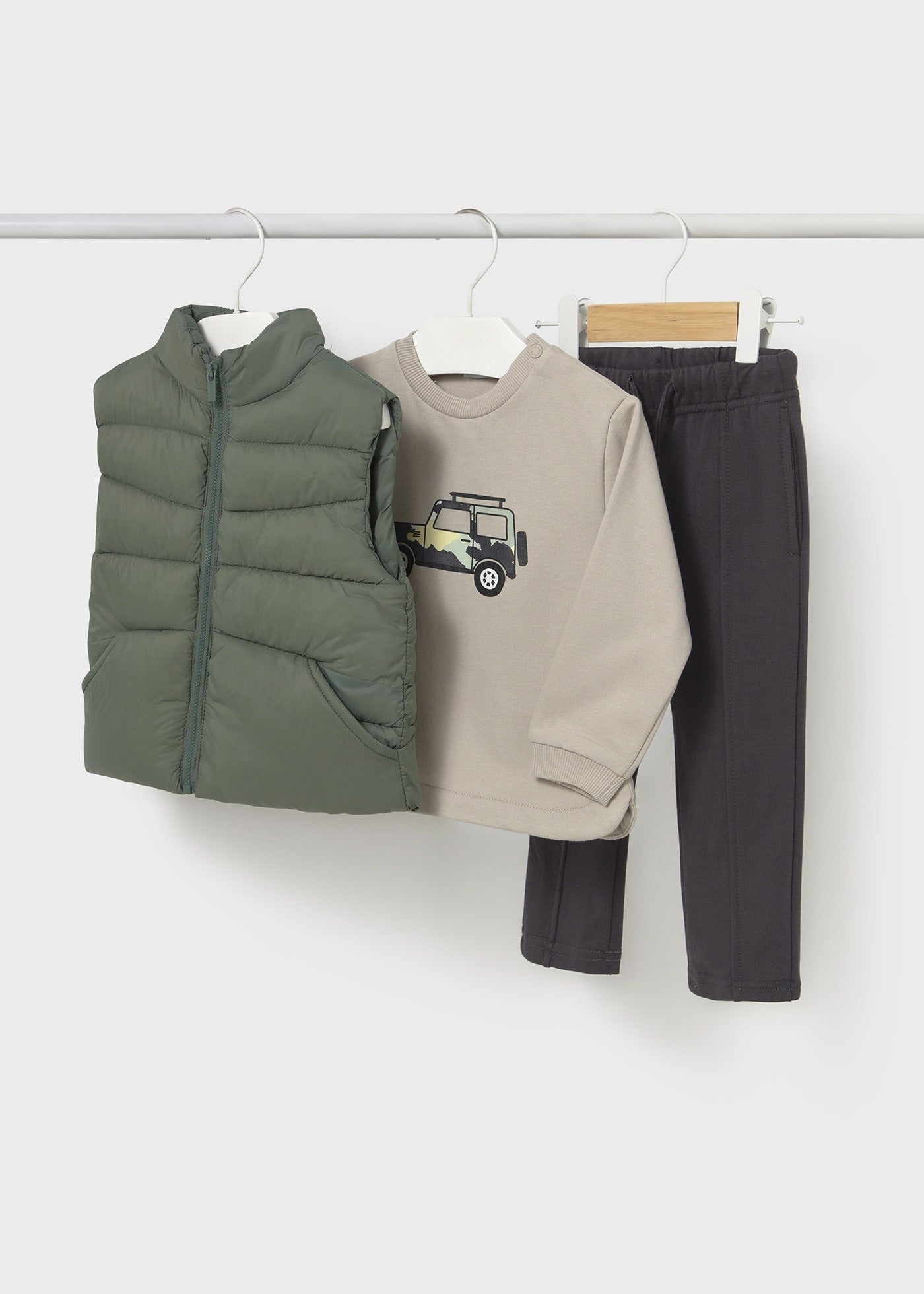 Conjunto Chaleco Verde Camiseta y Pantalón