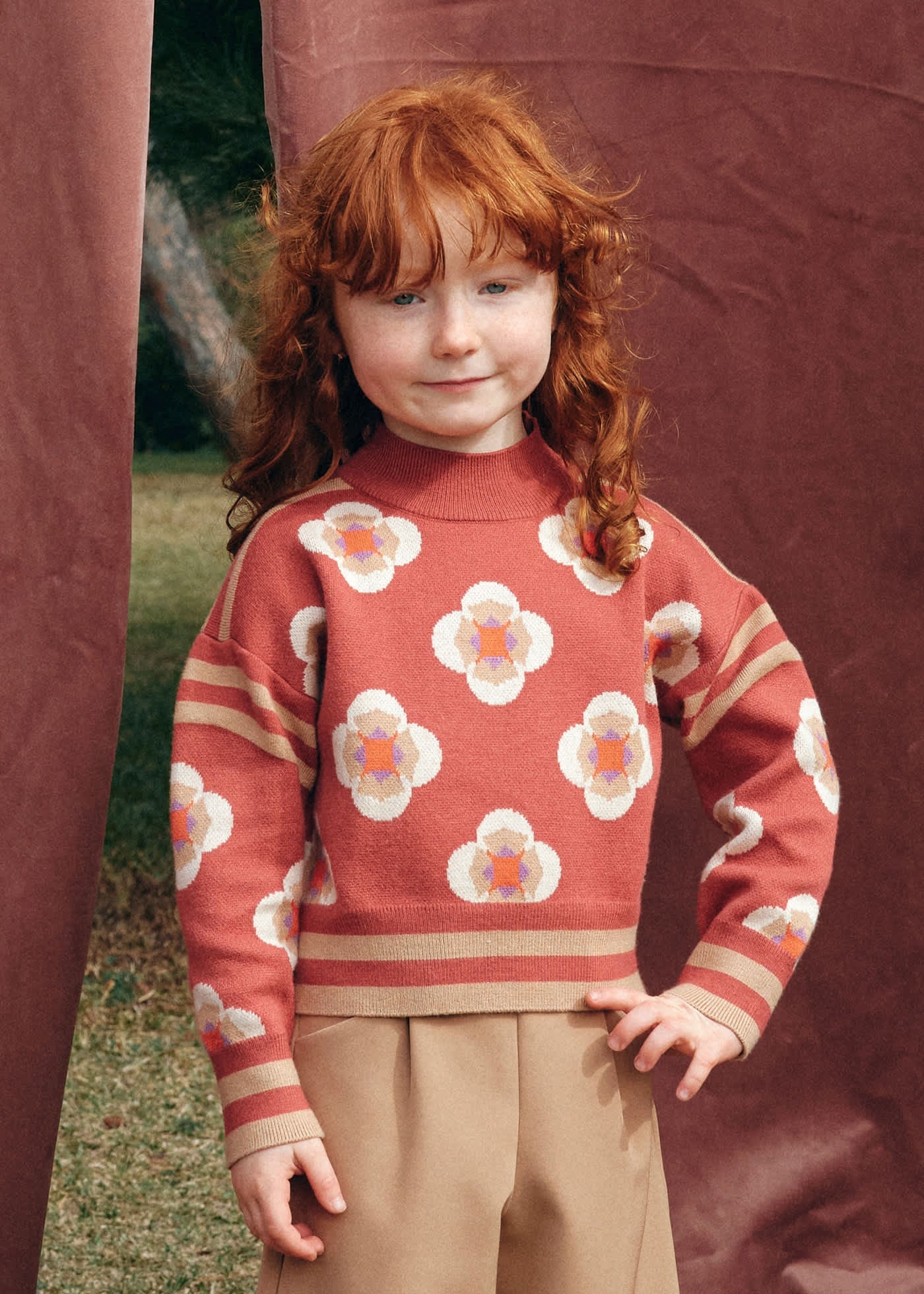 Conjunto Suéter Flores Pantalón Camel