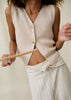 Conjunto Chaleco Almendra Pantalón Crudo