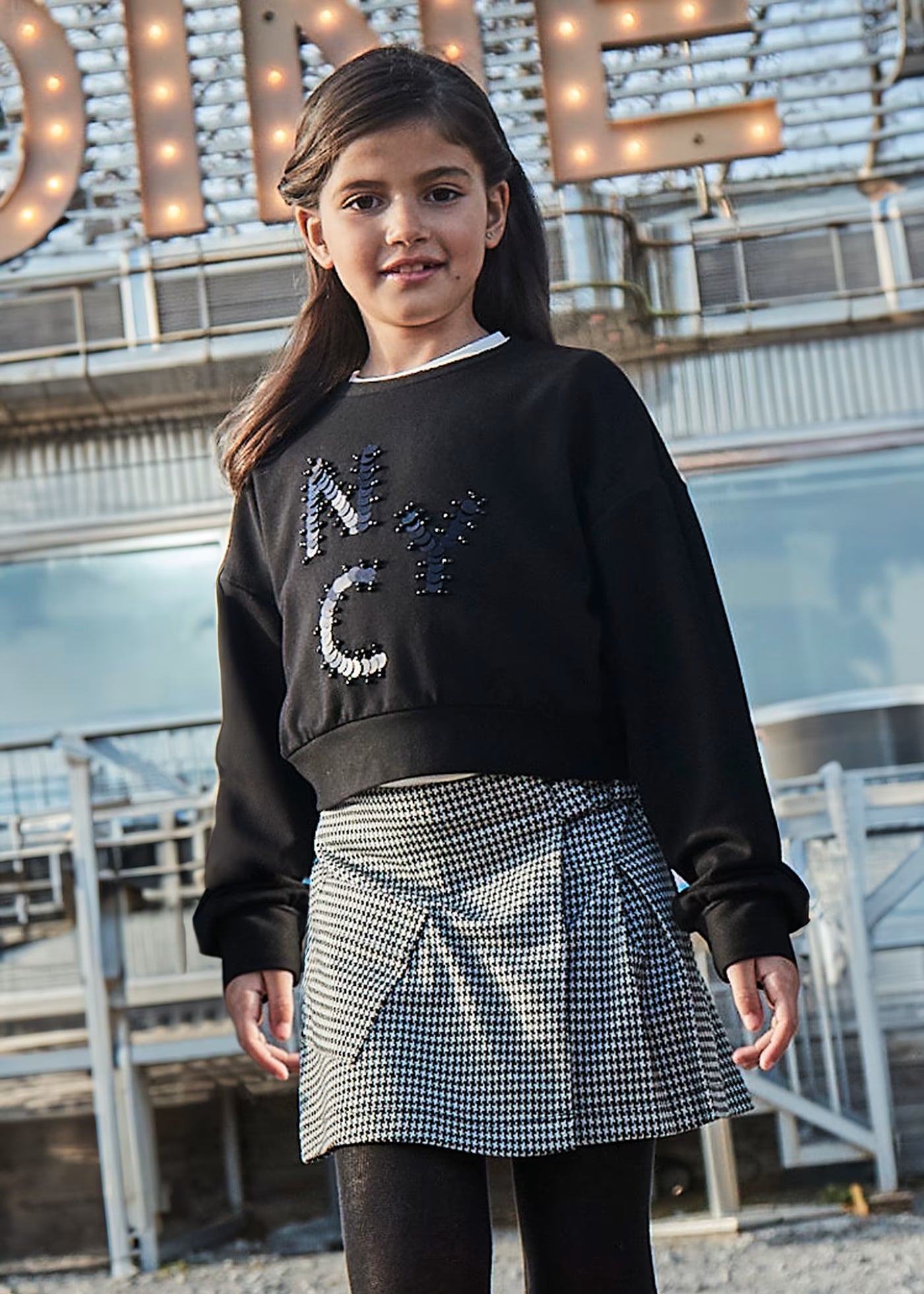 Conjunto Suéter Negro Falda Estampada