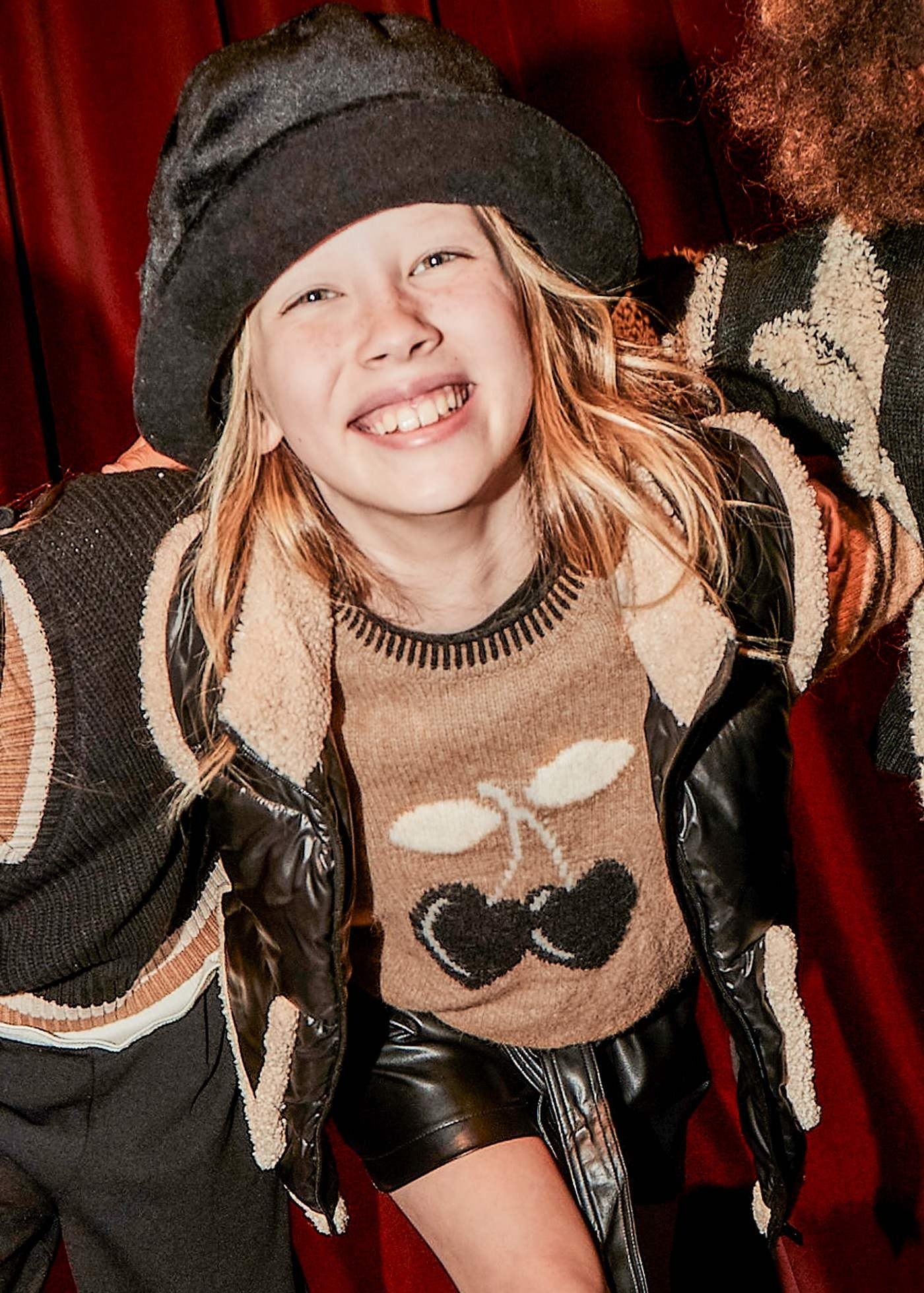 Conjunto Suéter Cerezas Pantalón Negro