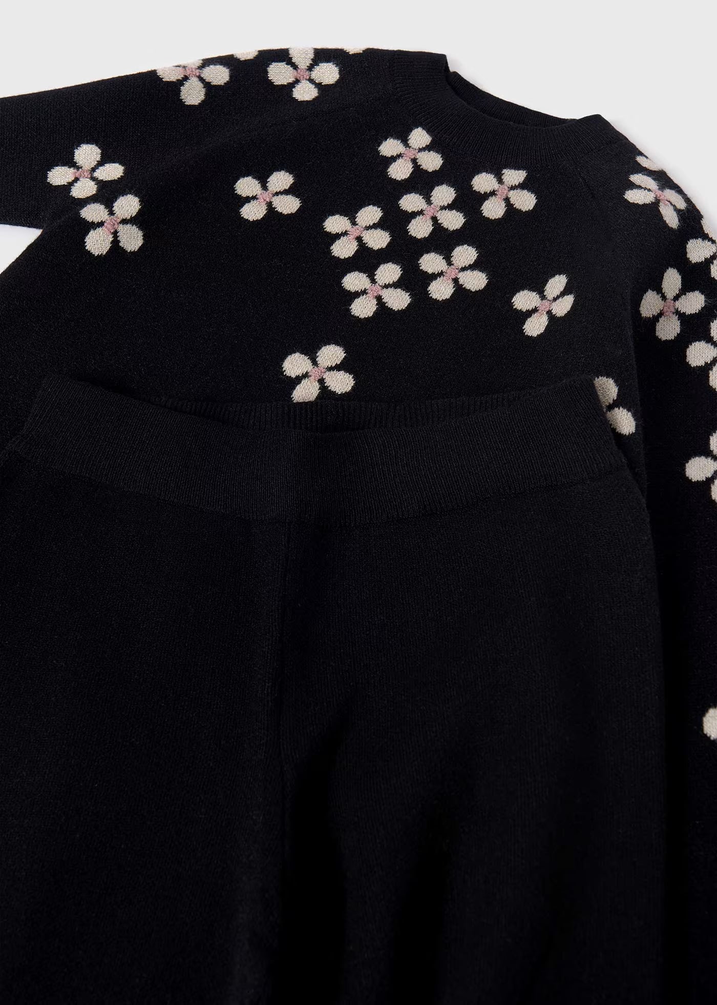 Conjunto Suéter y Pantalón Negro Flores