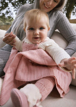 Cargar imagen en el visor de la galería, Cobija Tejida Rosa
